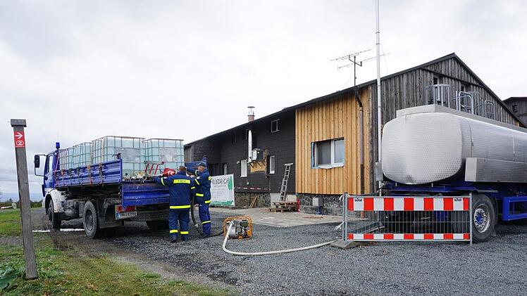 Die Kissinger Hütte wird derzeit am Wochenende vom THW Bad Kissingen mit Wasser beliefert. Der Grund sind Wurzeln im Quellbereich, die die Schüttung beeinträchtigen. "Wasser ist da, wir haben ein technisches Problem", der Vorsitzende des Rhönklub Zweigvereins Bad Kissingen Manfred Egert. Um eine Sanierung der Quellfassung wird der Zweigverein nicht herum kommen.  Foto: Marion Eckert