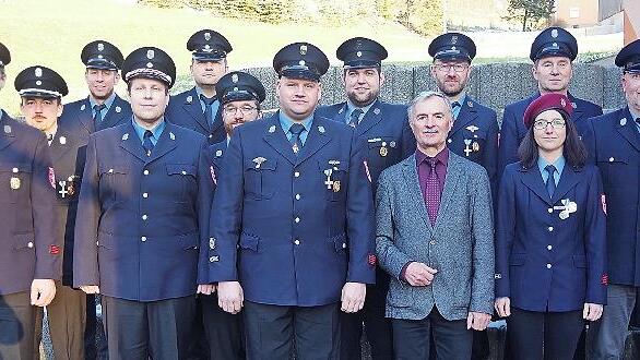 Der neue Vorstand der Feuerwehr Roßlach mit Kommandanten