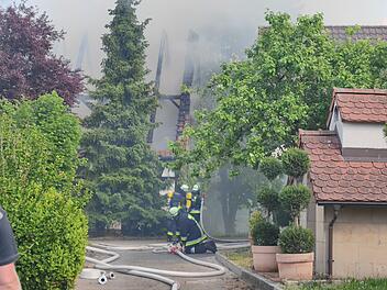 Scheune in Vollbrand: Feuerwehr mit Gro&szlig;aufgebot vor Ort