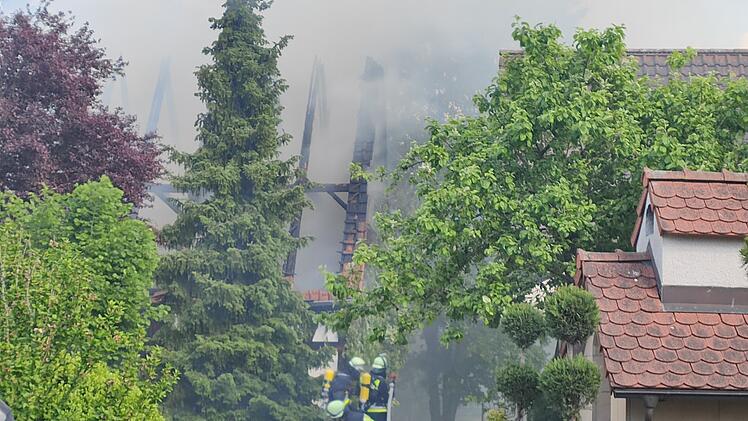 Scheune in Vollbrand: Feuerwehr mit Großaufgebot vor Ort