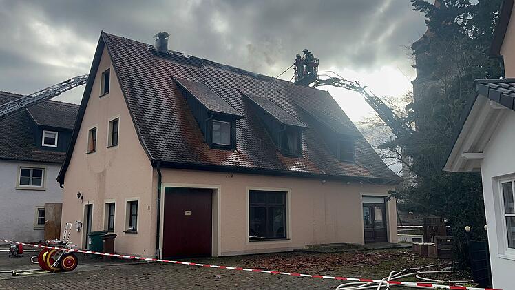 Feuerwehreinsatz in Geslau: Wohnhaus in Flammen - "definitiv nicht" mehr bewohnbar