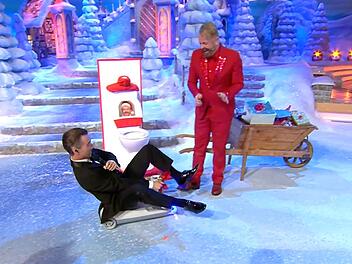 "Das Adventsfest der 100.000 Lichter" Florian Silbereisen (links) bekommt bei einer Geschenkidee von Ross Antony plötzlich Panik.