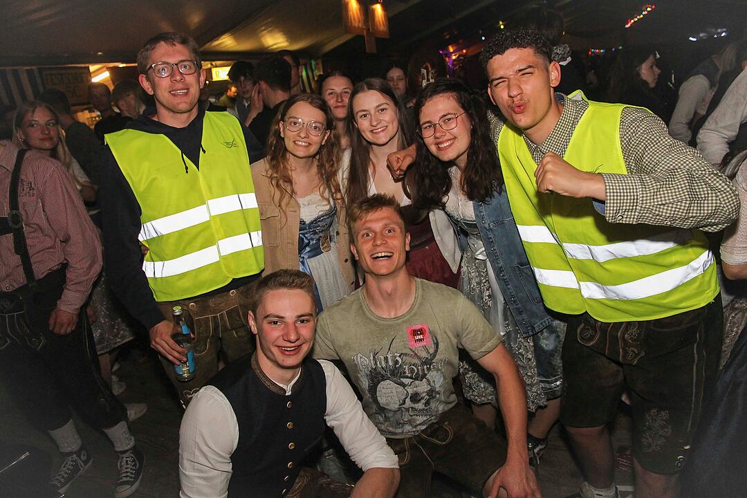 Dirndl vs. Lederhosen