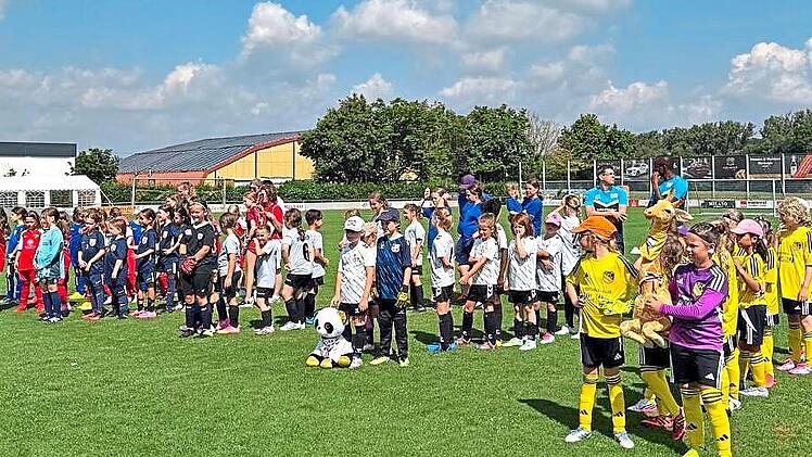Siegerehrung der U9-M&auml;delsSC Adelsdorf