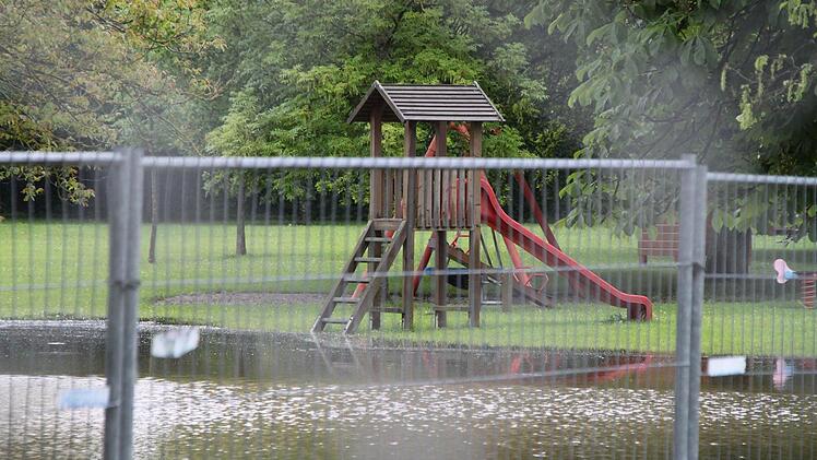 Feuchter Spielplatz im Mainleuser Freibad.