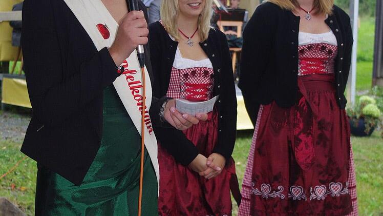 Julia Löffler (links) blickte auf zwei schöne Jahre zurück. mit ihren ehemaligen Amtskolleginnen Anna I. und Corinna I.