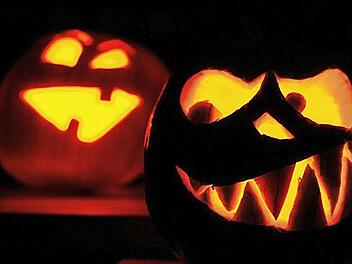 Lustig schauen sie, die drei Kürbisköpfe - hoffentlich bleibt Halloween nur lustig und artet nicht aus.  Foto: Ole Spata/dpa