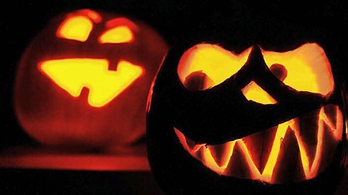 Lustig schauen sie, die drei Kürbisköpfe - hoffentlich bleibt Halloween nur lustig und artet nicht aus.  Foto: Ole Spata/dpa