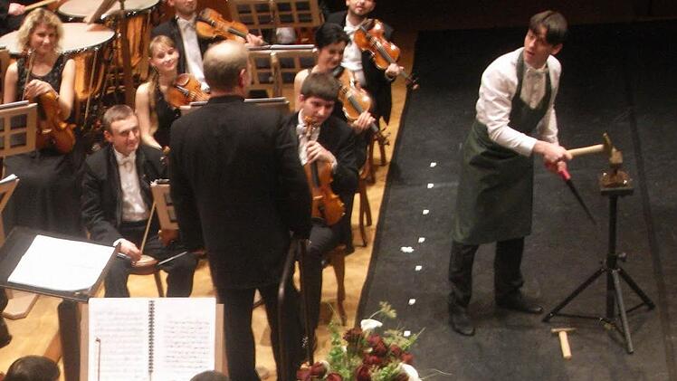 Musik mit Hammer und Amboss. Im Großen Saal des Regentenbaus dirigierte Alexander Rumpf die K&K Philharmoniker bei der "Wiener Johann Strauß Konzert-Gala". Foto Rübel