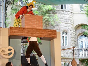 Moritz (Susanne Pfeiffer) schaut zu, wie Max (hier: Anna Schindlbeck) durch den Schornstein des Bäckers in die Mehlkiste stürzt, assistiert von Philipp Locher.  Foto: Sebastian Worch