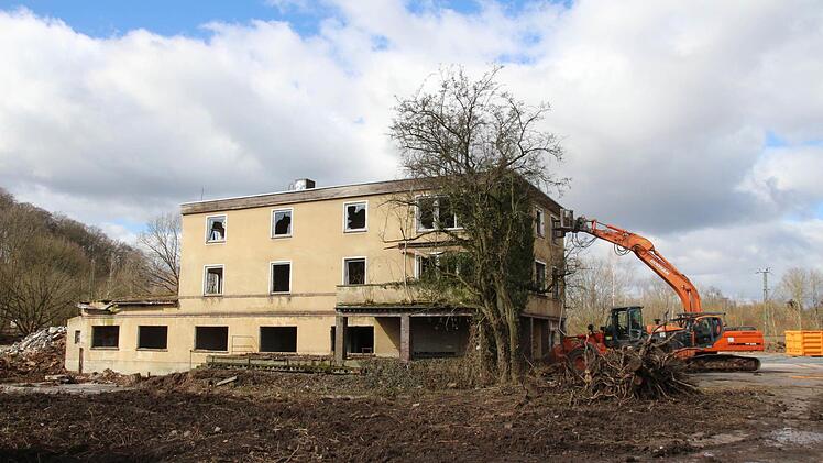 Auf dem Brockardt-Gelände war am Freitag ein Abrissbagger zugange. Foto: SImone Bastian