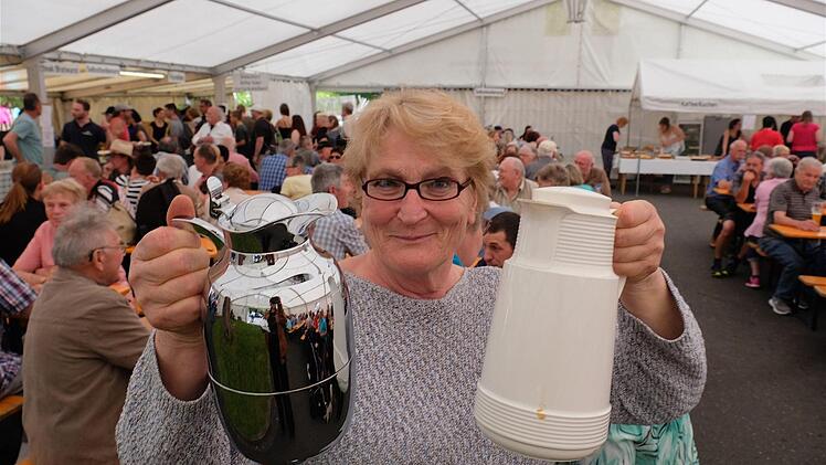 Kaffee oder Tee? Rund 50 Helfer waren jetzt im Einsatz. Foto: Gerd Schaar