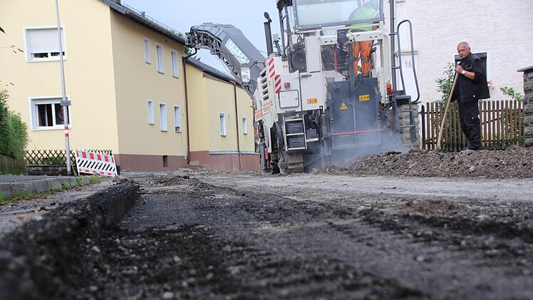 Die Brückenstraße in Gremsdorf ist bereits komplett abgefräst.  Foto: Christian Bauriedel