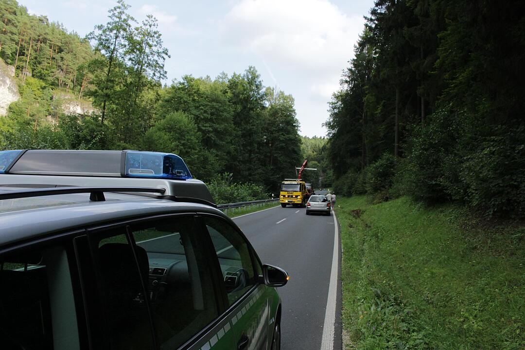 Spektakulärer Unfall bei Pottenstein: Pkw überschlägt sich und landet auf Dach