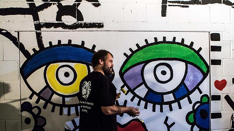 Der New Yorker Pop-Art-Künstler Billy The Artist lockte zahlreiche Besucher in die alte Pakethalle in Coburg. Foto: Jochen Berger