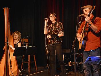 Einen "famosen Saitenzauber" boten Conny Morath (Gesang), Stephan Schmitt (Gitarre, Gesang) und die Harfenistin Anne Kox-Schindelin bei ihrem Konzert beim Kulturamt Haßfurt live in der ausverkauften Rathaushalle. Das Publikum war regelrecht begeistert.Ulrike Langer