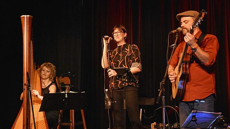 Einen "famosen Saitenzauber" boten Conny Morath (Gesang), Stephan Schmitt (Gitarre, Gesang) und die Harfenistin Anne Kox-Schindelin bei ihrem Konzert beim Kulturamt Haßfurt live in der ausverkauften Rathaushalle. Das Publikum war regelrecht begeistert.Ulrike Langer