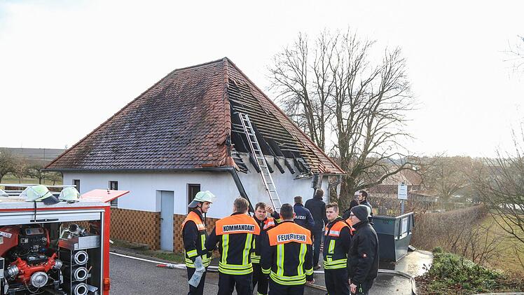 Im Kreis Bamberg stand am Dienstagnachmittag das Dach der Aussegnungshalle des Friedhofs in Kirchschletten in Flammen. Foto: News5/Merzbach