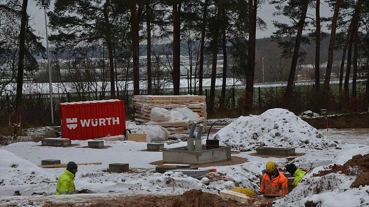 Auch werden, idyllisch zwischen Bäumen gelegen.  15 Wohneinheiten  für  60 Übernachtungsgäste geschaffen,. Die Erschließung läuft. bp