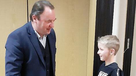 Bürgermeister Michael Pöhnlein (FW) konnte mit Luca Deckelmann einen Rechenkünstler mit einem Geschenk auszeichnen. Der Zehnjährige aus der Grundschule Nordhalben war Kreissieger der 4. Klassen geworden und vertritt den Landkreis Kronach beim Bezirksentscheid Foto: Susanne Deuerling