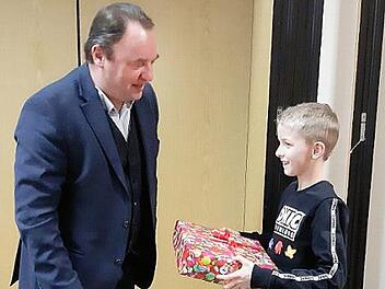 Bürgermeister Michael Pöhnlein (FW) konnte mit Luca Deckelmann einen Rechenkünstler mit einem Geschenk auszeichnen. Der Zehnjährige aus der Grundschule Nordhalben war Kreissieger der 4. Klassen geworden und vertritt den Landkreis Kronach beim Bezirksentscheid Foto: Susanne Deuerling