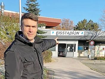 Stefan Müller zeigt, wohin seinem Wunsch nach Mittel aus dem Investitionspakt von Bund und Ländern zur Förderung von Sportstätten fließen sollen. Foto: Michael Zuber