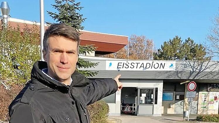 Stefan Müller zeigt, wohin seinem Wunsch nach Mittel aus dem Investitionspakt von Bund und Ländern zur Förderung von Sportstätten fließen sollen. Foto: Michael Zuber