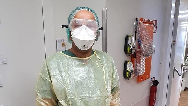 Joseph Alhanna, Chefarzt der Klinik f&uuml;r Pneumologie, in der Covid-Station in voller Schutzmontur. Foto: Klinikum