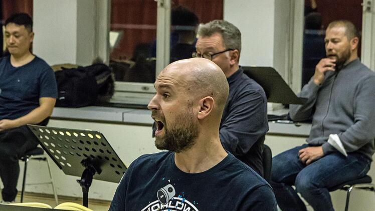 Chorproben in Corona-Zeiten: Abstand halten, regelmäßig lüften, 3G-Regel befolgen - und am Ende die Anweisungen des Chordirektors musikalisch umsetzen.Foto: Jochen Berger