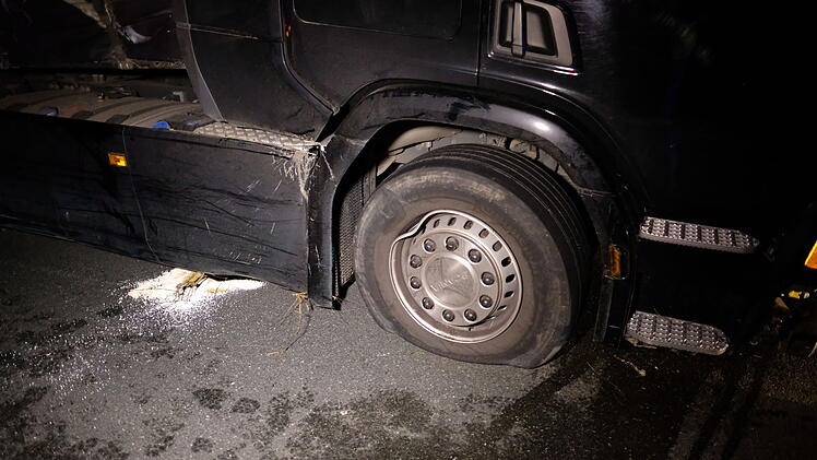 Reifen an Sattelzug platzt: Lastwagen gerät auf der Autobahn in den Gegenverkehr