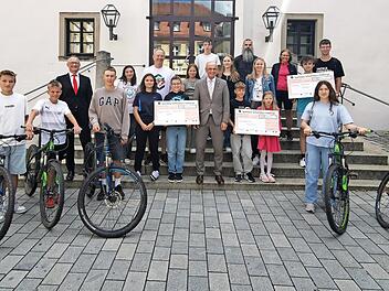 Zeitgleich zum Stadtradeln fand ein Schulwettbewerb statt, bei dem die Schulen aus dem Landkreis für einen guten Zweck gegeneinander antraten. Unser Bild zeigt die Preisübergabe mit Landrat Wilhelm Schneider und Stadtradel-Koordinator Benjamin Her...