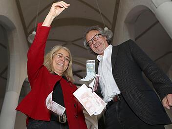 Strahlen über den Millionen schweren Planungsauftrag für die  Innensanierung der Universitäts-Aula: Kanzlerin Dagmar Steuer-Flieser und  Baudirektor  Fritz Angerer.  Foto: Matthias  Hoch