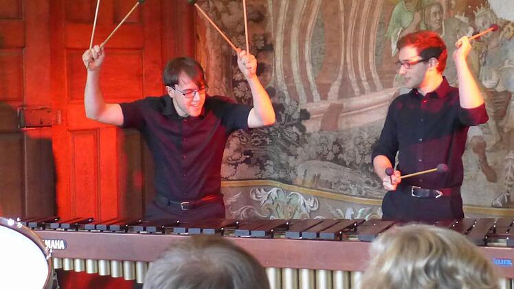 Christoph Käufel (links) und Andreas Fuß sind Meister des Schlagwerks. Am Marimbaphon lassen sie die Schlägel tanzen.