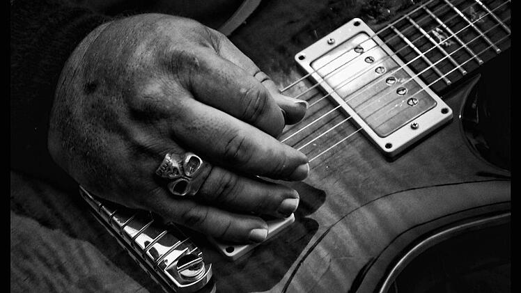 August: Killer-Gitarrist Lance Lopez aus Texas rockt beim Blues- und Jazzfestival in Bamberg. Foto: Matthias Hoch