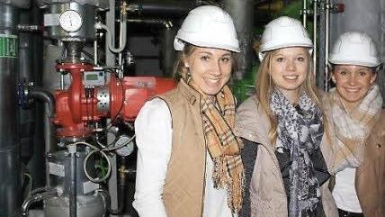 Schulhefte weg, Helme auf: Die Bamberger Wirtschaftsschüler erlebten einen spannenden Schultag in Hammelburg.  Foto: privat