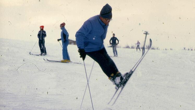 Der Fotograf in Action: Die Sprung-Wende beherrscht der begeisterte Skifahrer Hans Seyfert noch mit 75 Jahren. Foto: Heinz Seyferth