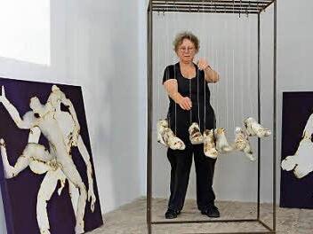 Wiltrud Kuhfuss vor einigen ihrer Werke, die in den Galerieräumen des Deutschordensschlosses in Münnerstadt gezeigt werden. Foto: Björn Hein
