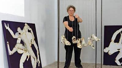 Wiltrud Kuhfuss vor einigen ihrer Werke, die in den Galerieräumen des Deutschordensschlosses in Münnerstadt gezeigt werden. Foto: Björn Hein