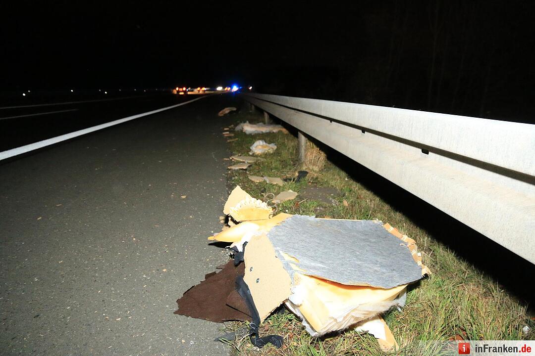 Sessel auf A73 sorgt für Unfall