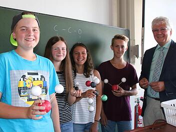 Daniel (von links) und Hannah sind im Regelzug, Nicole und Luca in der Mittelstufe-Plus-Klasse. Alle vier Schüler sind mit ihrer Wahl zufrieden, und auch Schulleiter Helmut Schreiner freut sich über die zusätzliche Wahlmöglichkeit an seiner Pilotschule. Foto: Ralf Ruppert