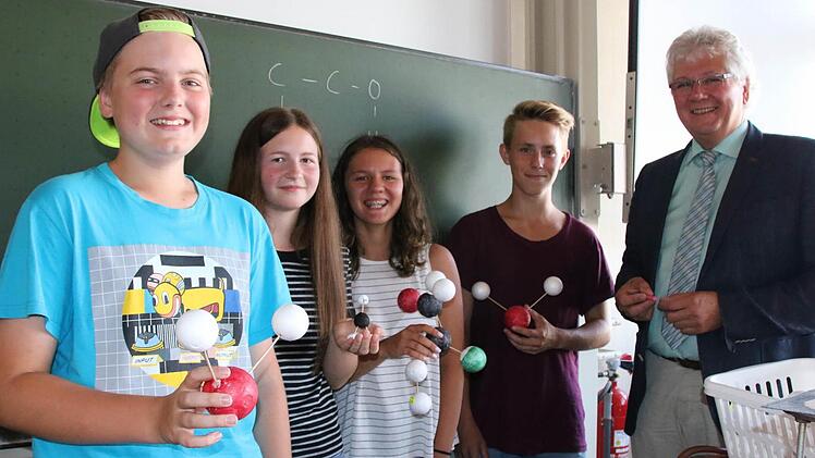 Daniel (von links) und Hannah sind im Regelzug, Nicole und Luca in der Mittelstufe-Plus-Klasse. Alle vier Schüler sind mit ihrer Wahl zufrieden, und auch Schulleiter Helmut Schreiner freut sich über die zusätzliche Wahlmöglichkeit an seiner Pilotschule. Foto: Ralf Ruppert