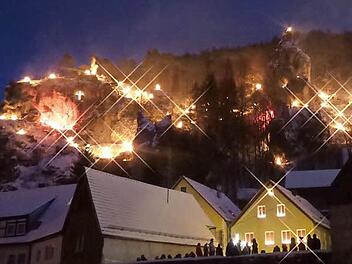 Rund 1000 Holzfeuer illuminierten die Berghänge rings um Pottenstein und boten ein fantastisches Bild. Foto: Thomas Weichert