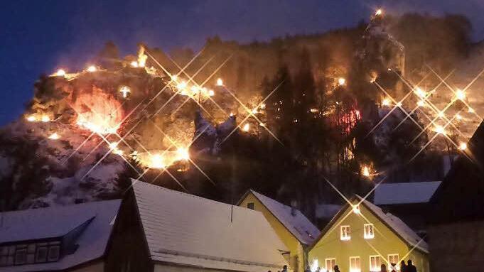 Rund 1000 Holzfeuer illuminierten die Berghänge rings um Pottenstein und boten ein fantastisches Bild. Foto: Thomas Weichert