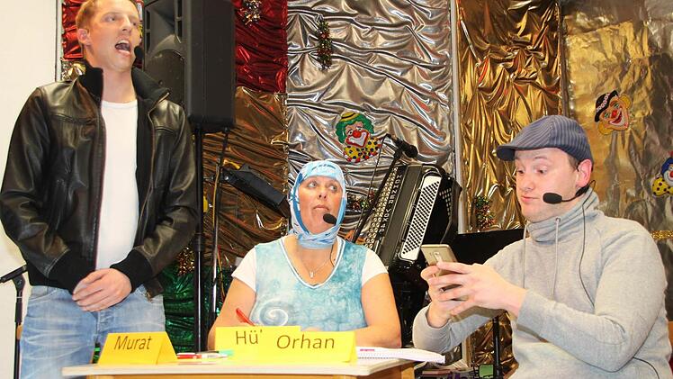 Beim Deutsch-Unterricht im Neuenmarkter Fasching Foto: Jürgen Gärtner