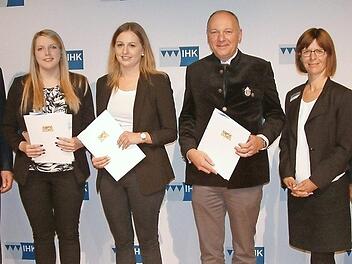 Weiterbildungs-Meisterpreisträger sind Katharina Zipfel, Judith Pfluger und Udo Georg Karl Leikeim (ab Zweite von links). Mit im Bild vom IHK-Handelsgremium Kronach Hans Rebhan und Katrin Taepke sowie Landratsstellvertreter Gerhard Wunder (von links) Fotos: Hans Franz