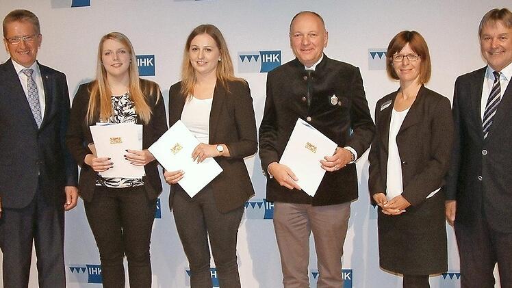 Weiterbildungs-Meisterpreisträger sind Katharina Zipfel, Judith Pfluger und Udo Georg Karl Leikeim (ab Zweite von links). Mit im Bild vom IHK-Handelsgremium Kronach Hans Rebhan und Katrin Taepke sowie Landratsstellvertreter Gerhard Wunder (von links) Fotos: Hans Franz
