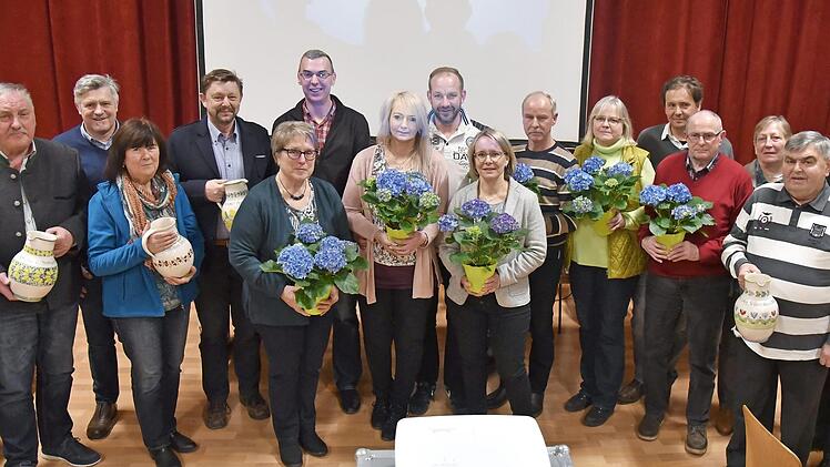 Zahlreiche Auszeichnungen standen bei der Hauptversammlung des Kreisverbandes für Gartenbau und Landespflege an. Foto: Doris Weidner