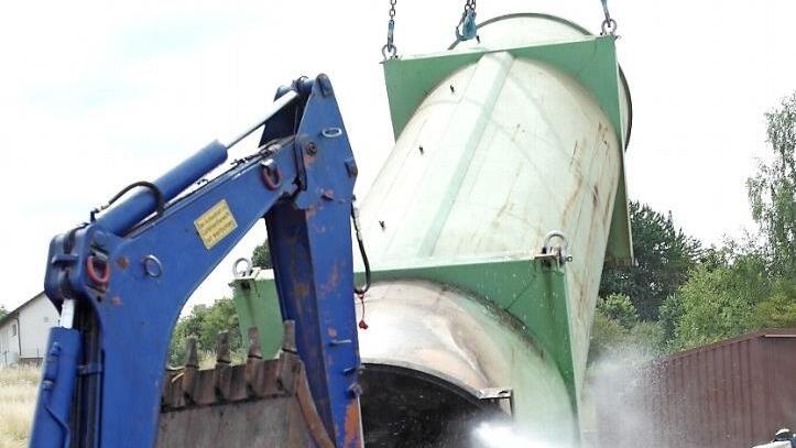 Erst nach dem Einsatz eines Krans konnten die Brandnester im Sperrm&uuml;ll gel&ouml;scht werden. Foto: Peter M&uuml;ller