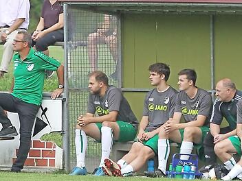 Enttäuschte Gesichter auf der Bank des SV Friesen nach der 2:5-Heimniederlage gegen den SC Schwabach am vergangenen Sonntag. Heute soll es beim Aufsteiger FC Eintracht Bamberg besser laufen für die Mannschaft von Trainer Armin Eck (links).  Foto: Lisa Hümmer