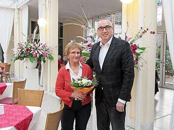 B&uuml;rgermeister Andreas Sandwall dankte Inge Markard f&uuml;r ihr Engagement. Sie leitet seit zehn Jahren den Stammtisch f&uuml;r Senioren und Neub&uuml;rger in Bad Bocklet.  Foto: Stefanie Tapprogge